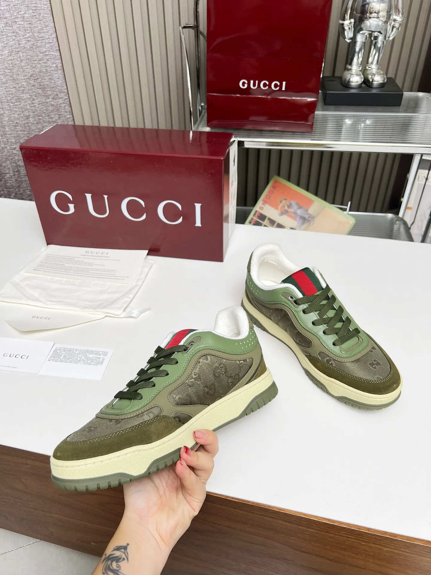[G Home] P: 600💰 Couple size: Female 35-40. Male 39-44 (45 custom-made) 🆕2025.GUCC Gucci original order quality The latest popular high and low top aged couple sneakers series shipped original purchase development and production, this high and low top sneakers adopt a basketball-style silhouette design, cleverly integrated with hollow panels and distressed effects, showing unique ingenuity. The ingenuity incorporates brand logo details such as interlocking Double G styling accessories and Gucci lettering, a low-key tribute to the brand's design heritage. Exquisite packaging at the delivery counter 🛍📦 ▪️ Fabric: Original customized imported first-layer cowhide ▪️ Inner lining: Imported first-layer cowhide ▪️ Sole: Original molded two-color TPU sole ▪️ Sole thickness: 3cm